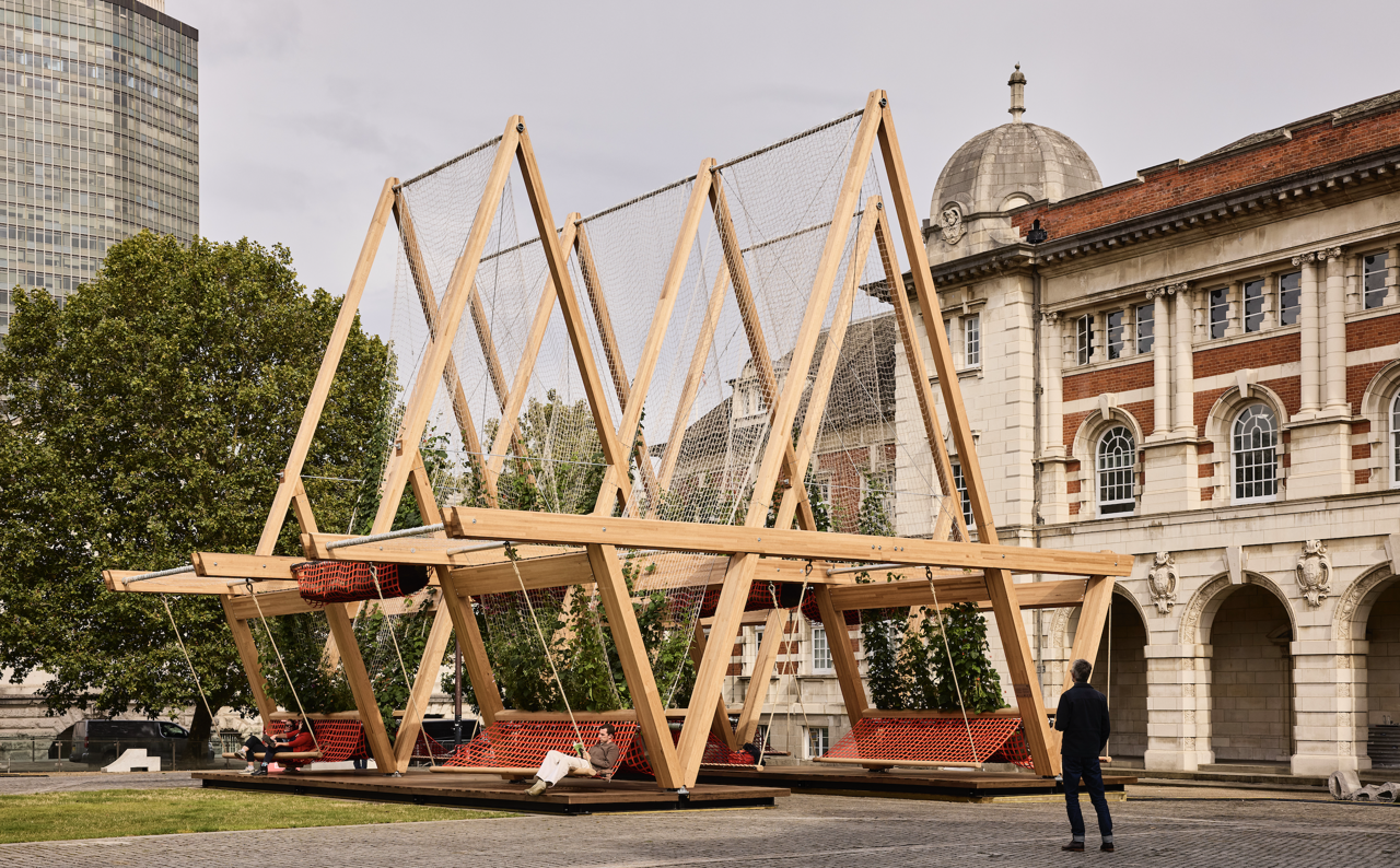 Vert: estructura bioclimática diseñada para el London Design Festival 2024 por Stefan Diez y el estudio especializado en ecología urbana OMCºC, en colaboración con el American Hardwood Export Council.