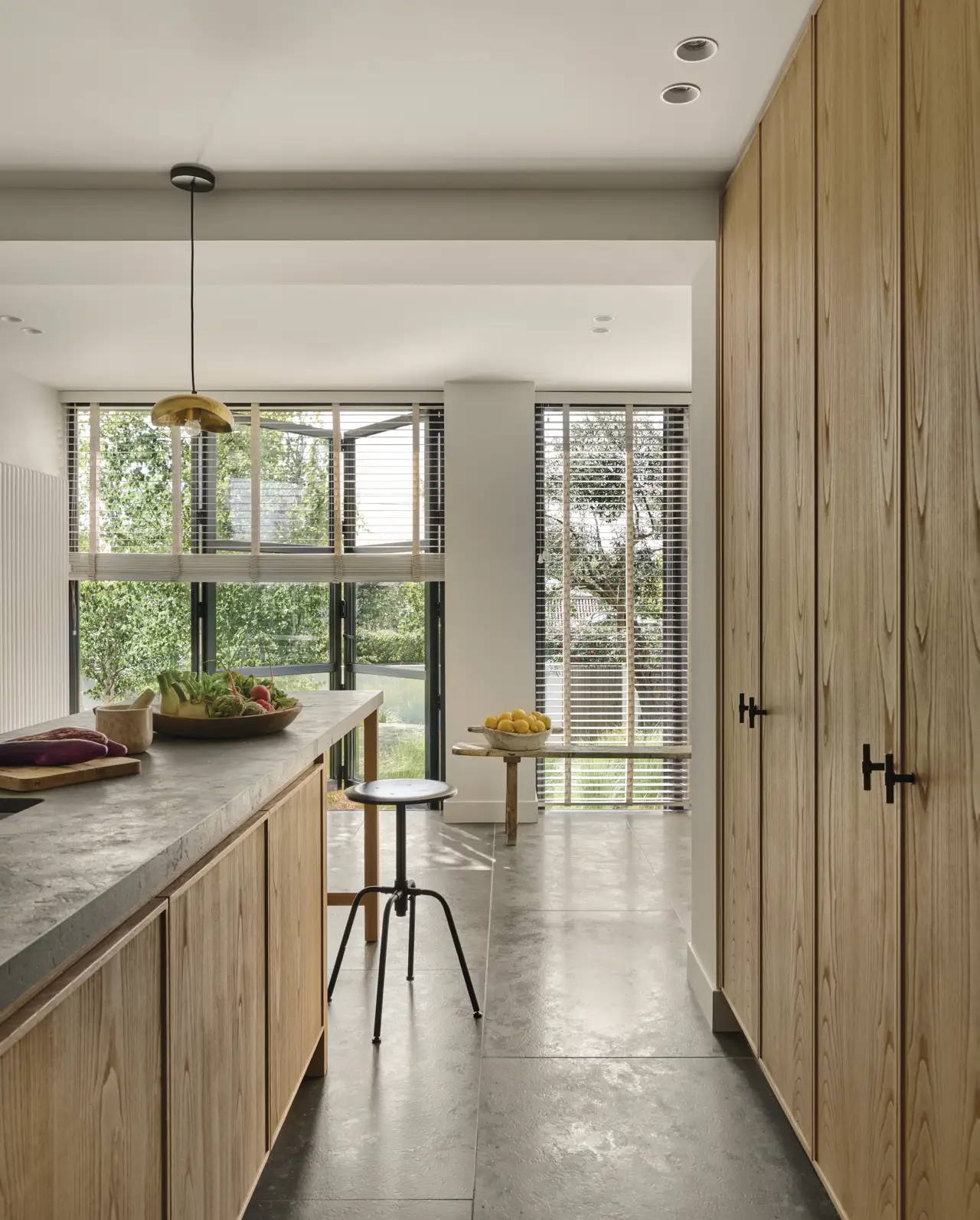 Cocina con muebles de almacenaje de madera