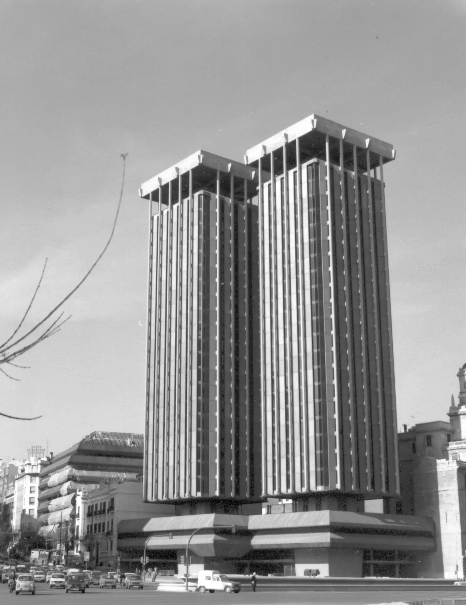 Imagen de las Torres Colón (1976) en su estado original. Proyectadas por Antonio Lamela, destacaban por su estructura suspendida. 