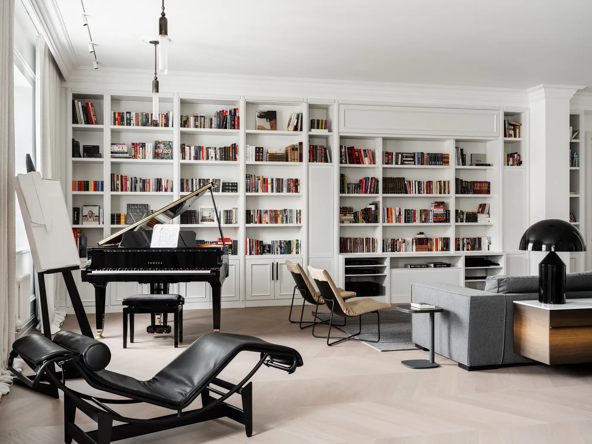 Salón con librería, piano y butacas