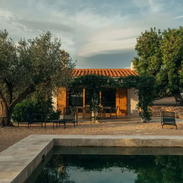 Una casa de campo entre olivos en Tarragona de diseño honesto y autenticidad rural