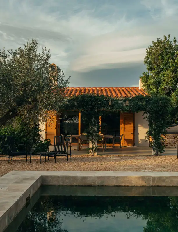 Una casa de campo entre olivos en Tarragona de diseño honesto y autenticidad rural