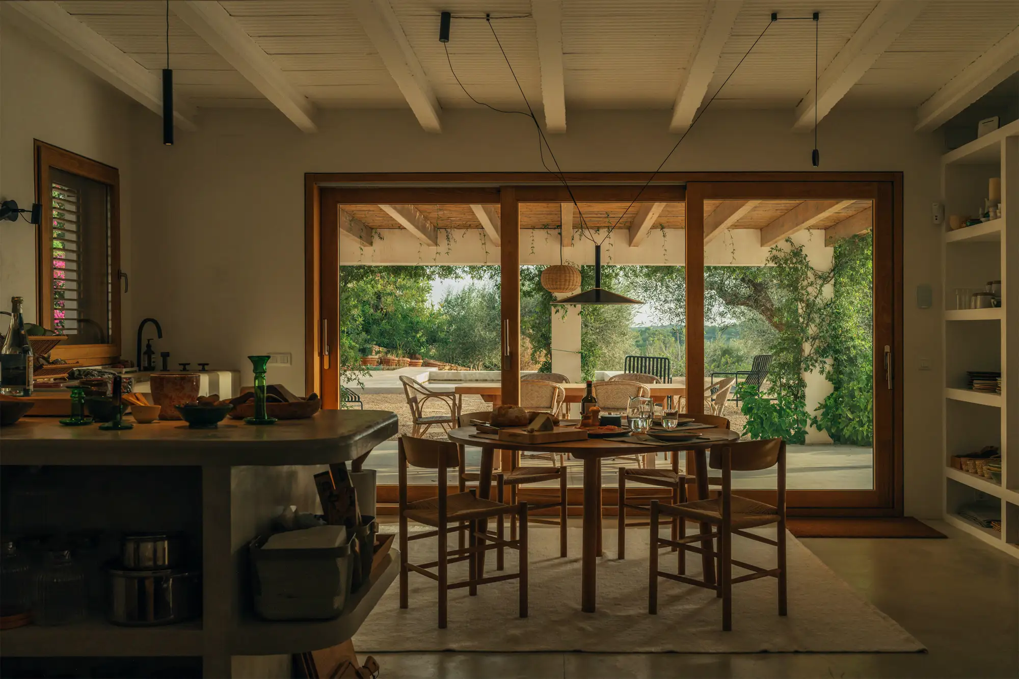 Comedor con vistas a jardín en casa rural