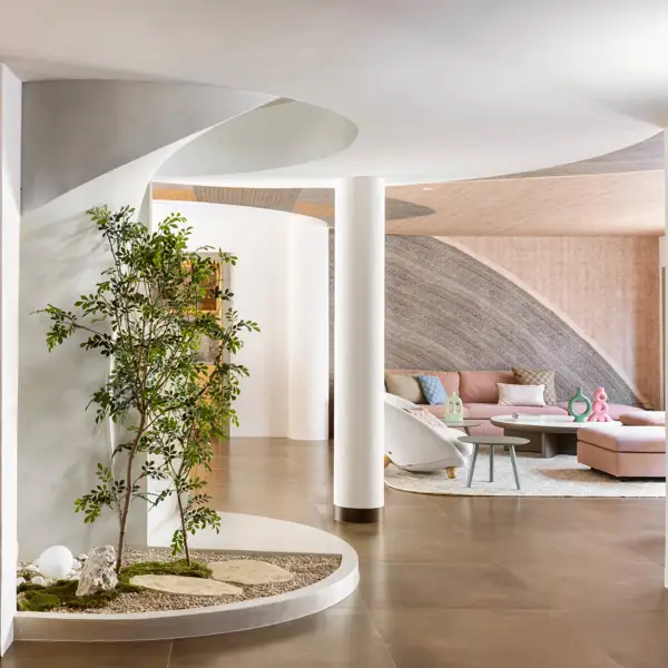 Una casa unifamiliar en Andalucía con una escalera circular como gran protagonista