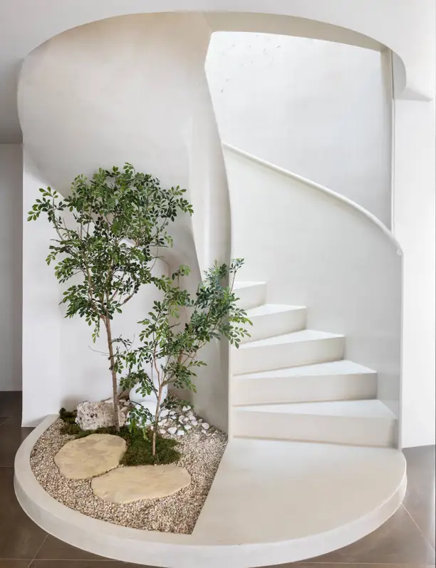 Una casa unifamiliar en Andalucía con una escalera circular como gran protagonista