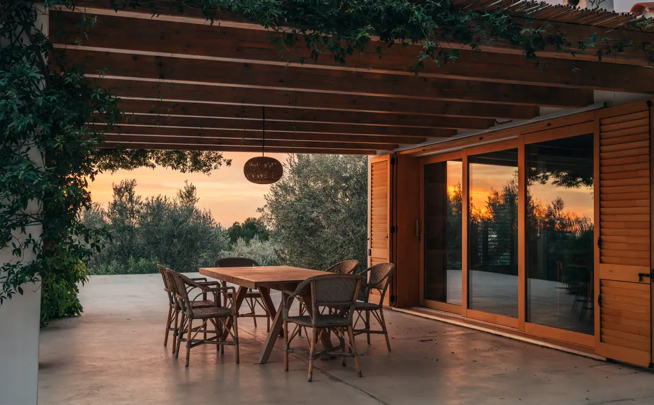 Porche de madera en casa de campo