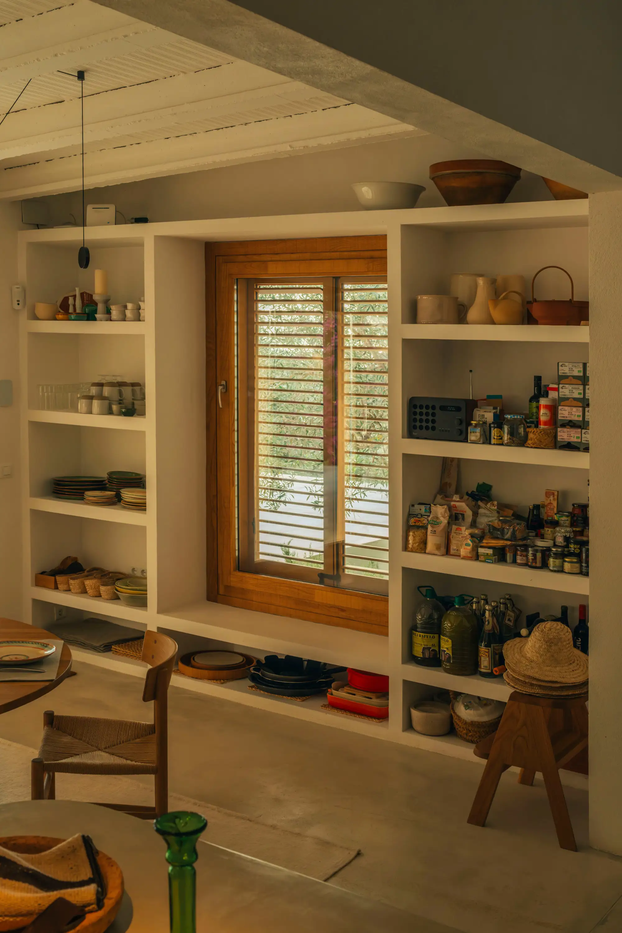 Ventana de madera en casa de campo