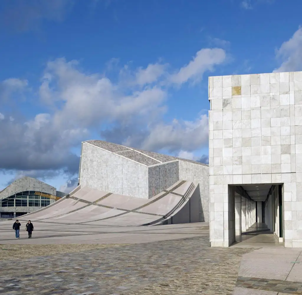 8 Cidade da Cultura, de Peter Eisenman (Santiago de Compostela, Galicia)