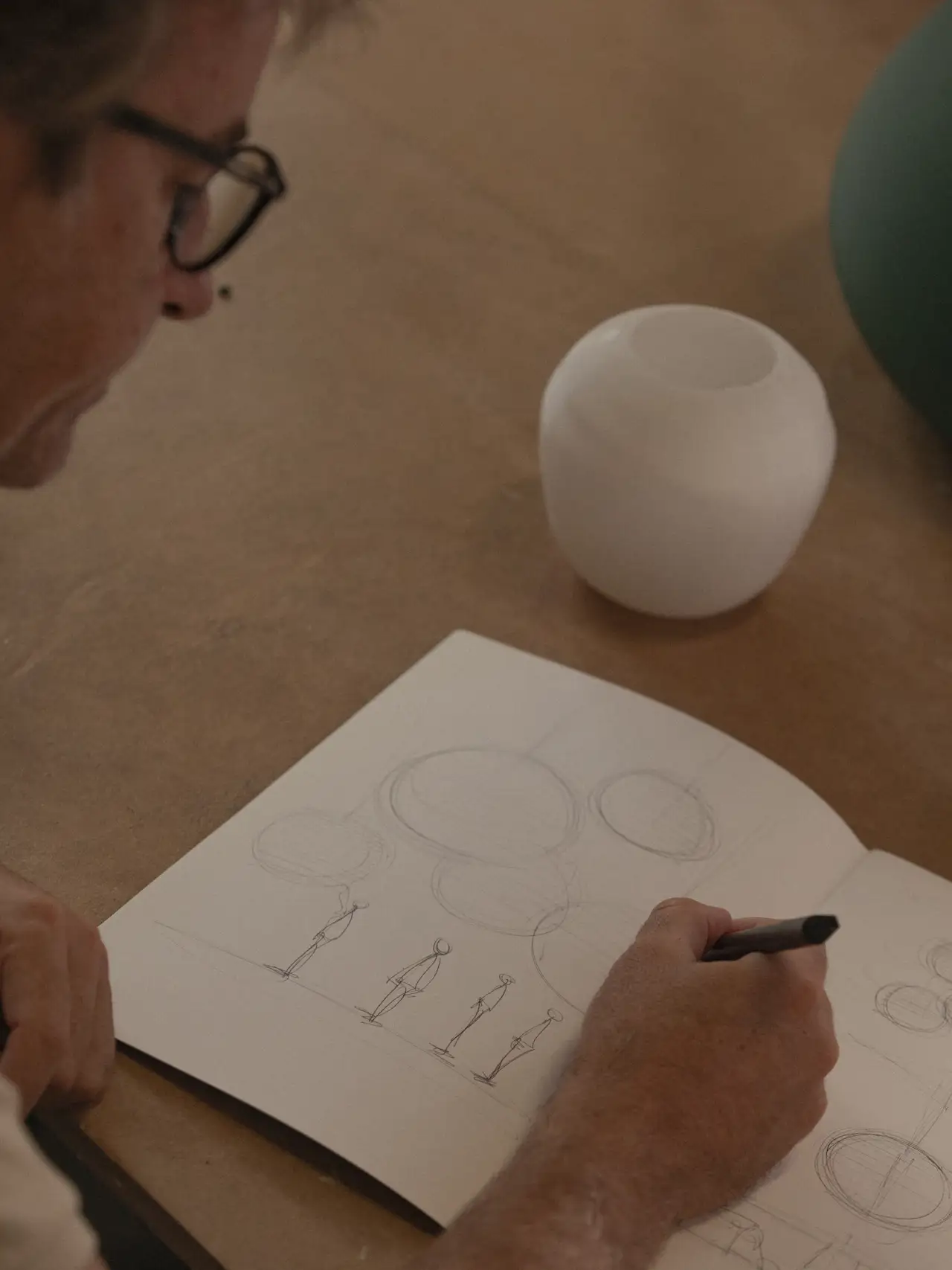 Héctor Serrano trabajando en la colección de luminarias 'Tierra, Mar y Aire' para Faro Barcelona