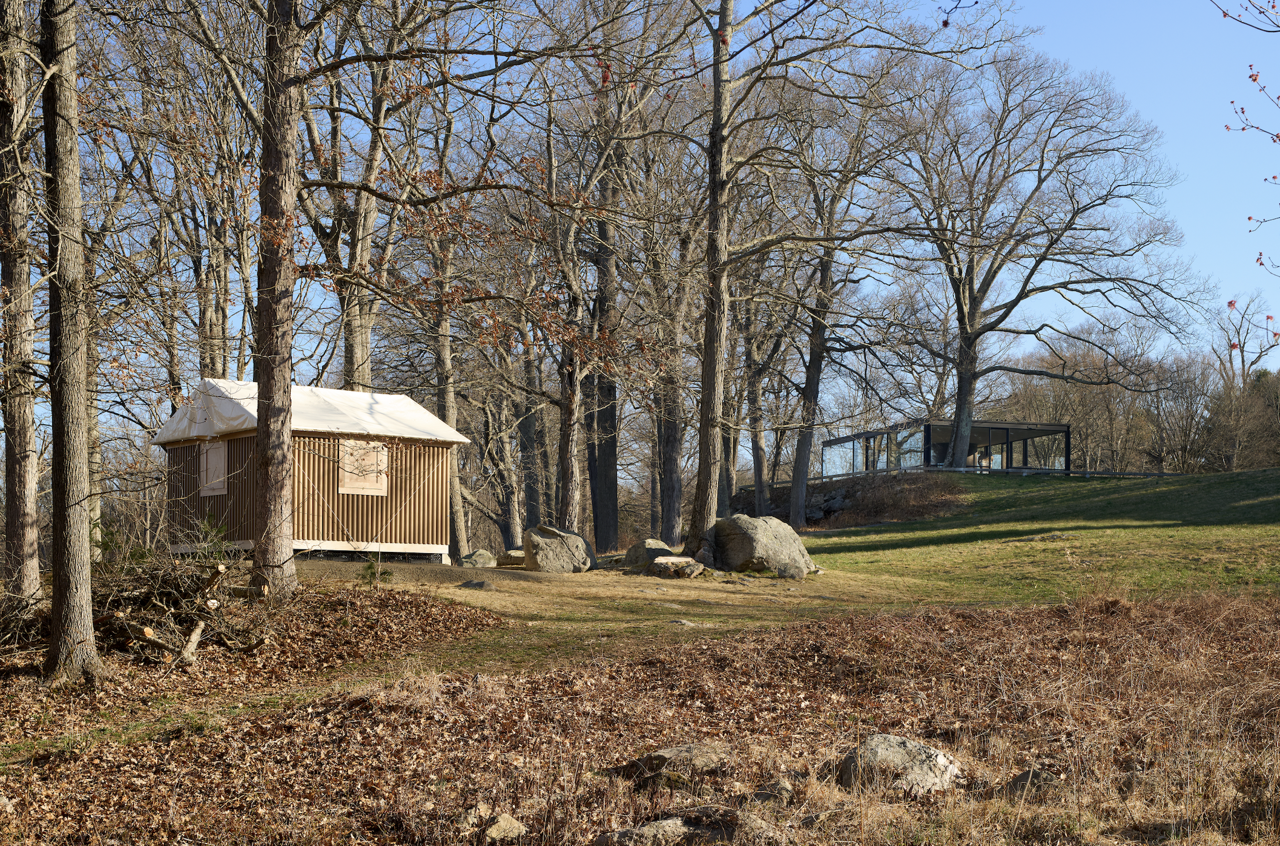 Paper Log House, de Shigeru Ban, con la Glass House (1949), de Philip Johnson, al fondo.