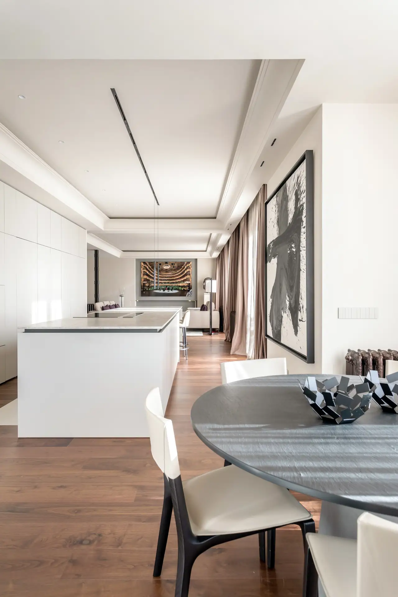 Cocina minimalista con obras de arte