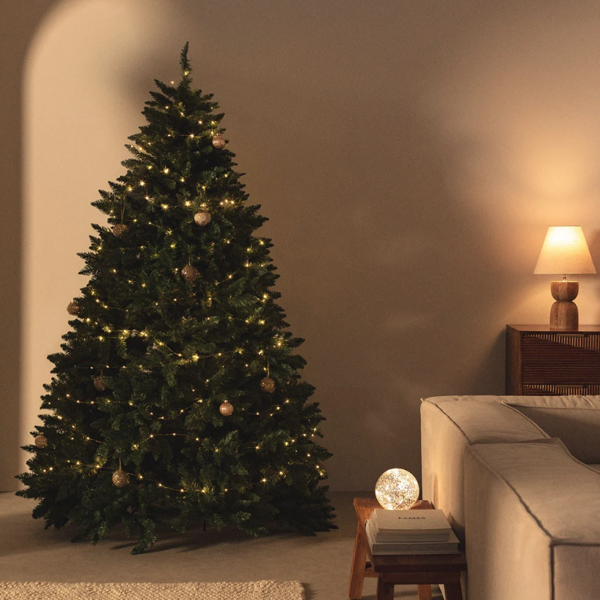 El árbol de Navidad perfecto existe: 7 alternativas desde modernas a clásicas para adelantarte a la Navidad con estilo y buen gusto