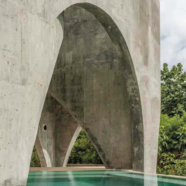 Encanto brutalista en una vivienda mexicana que se sustenta en volúmenes de hormigón y naturaleza salvaje