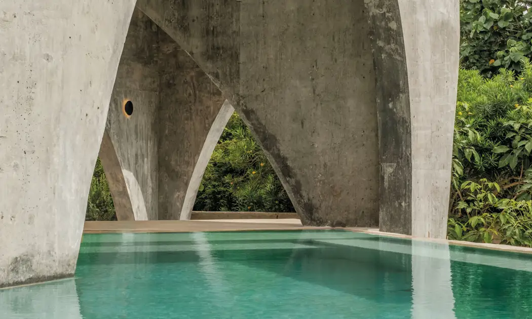 Encanto brutalista en una vivienda mexicana que se sustenta en volúmenes de hormigón y naturaleza salvaje