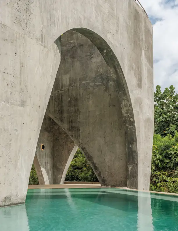 Encanto brutalista en una vivienda mexicana que se sustenta en volúmenes de hormigón y naturaleza salvaje