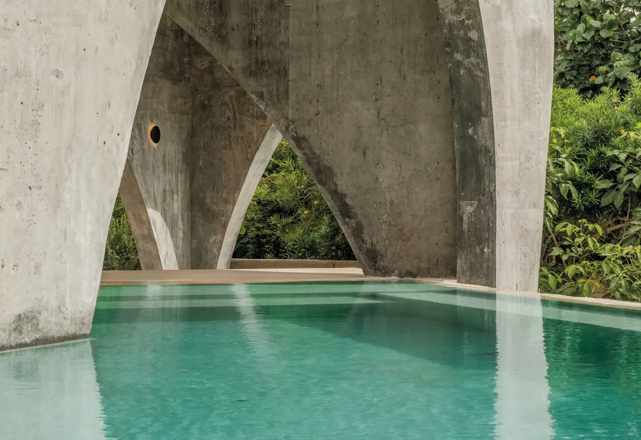 Encanto brutalista en una vivienda mexicana que se sustenta en volúmenes de hormigón y naturaleza salvaje