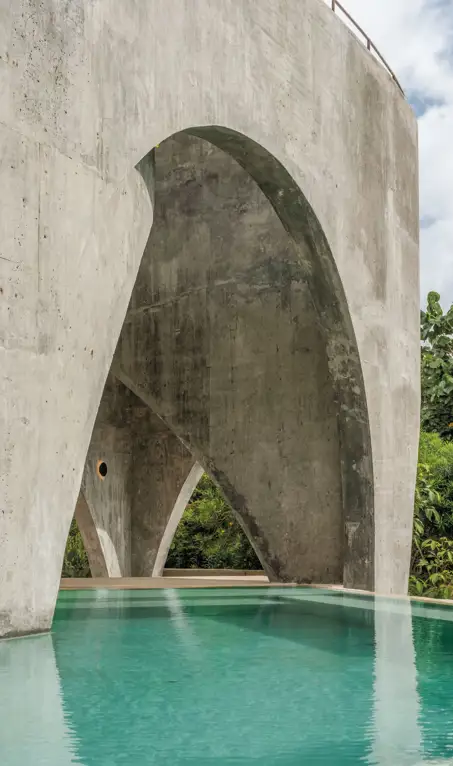 Encanto brutalista en una vivienda mexicana que se sustenta en volúmenes de hormigón y naturaleza salvaje