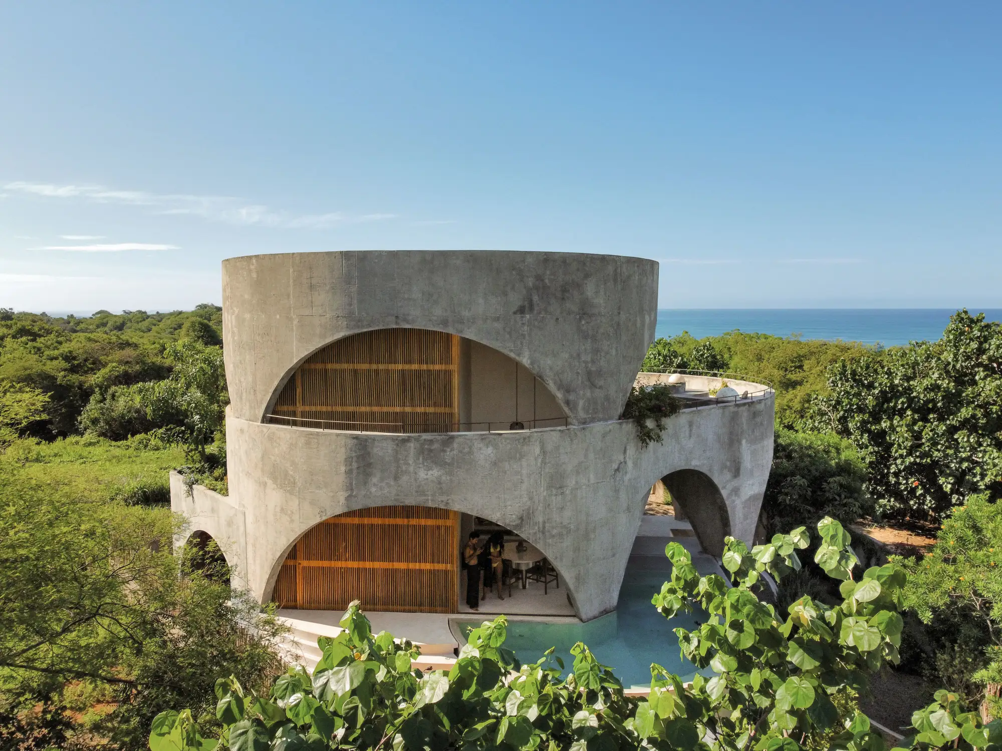 Brutalidad con encanto - fachada de hormigón con arcos, piscina y vistas