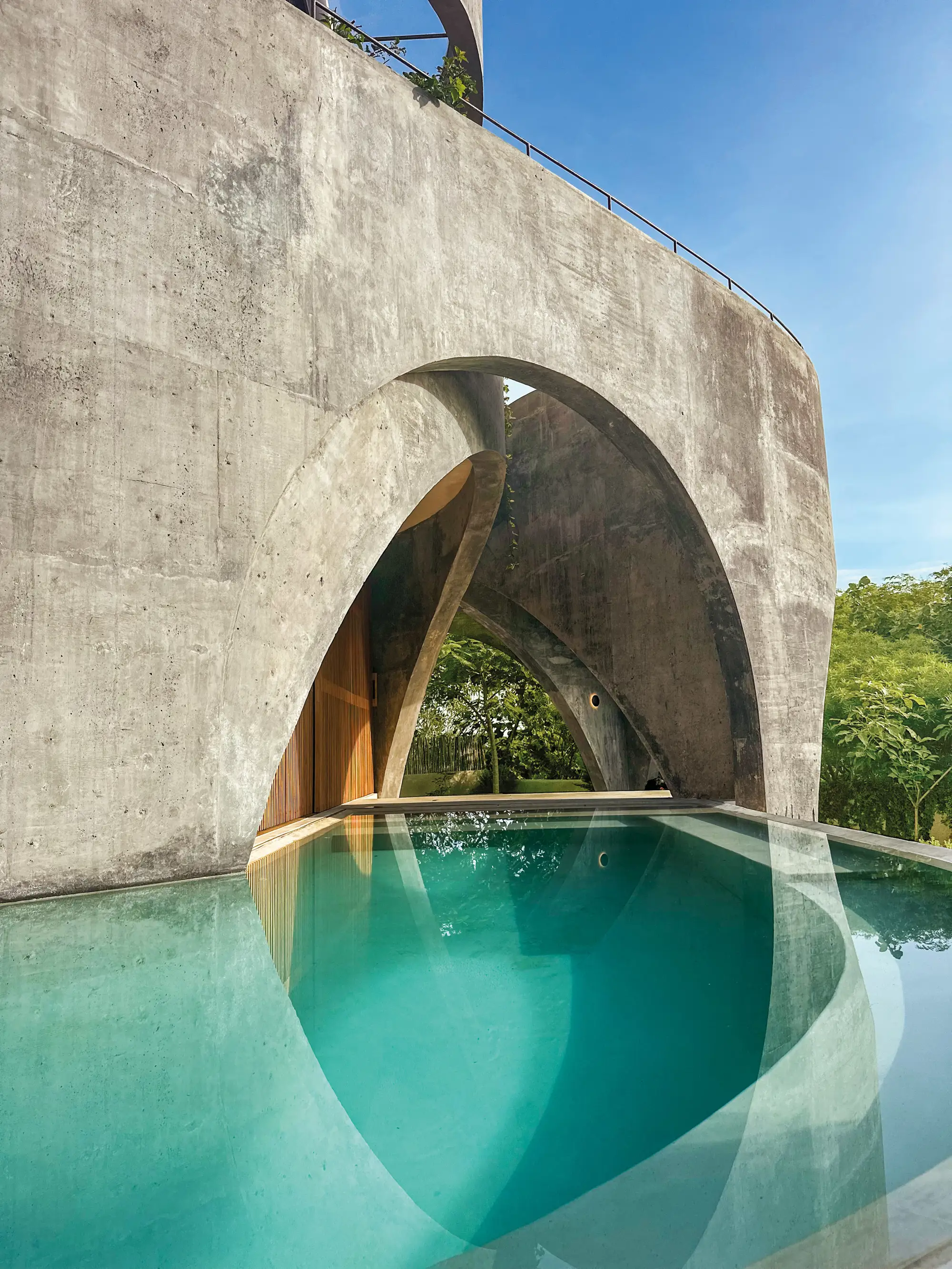 Brutalidad con encanto - piscina exterior con arcos de hormigón