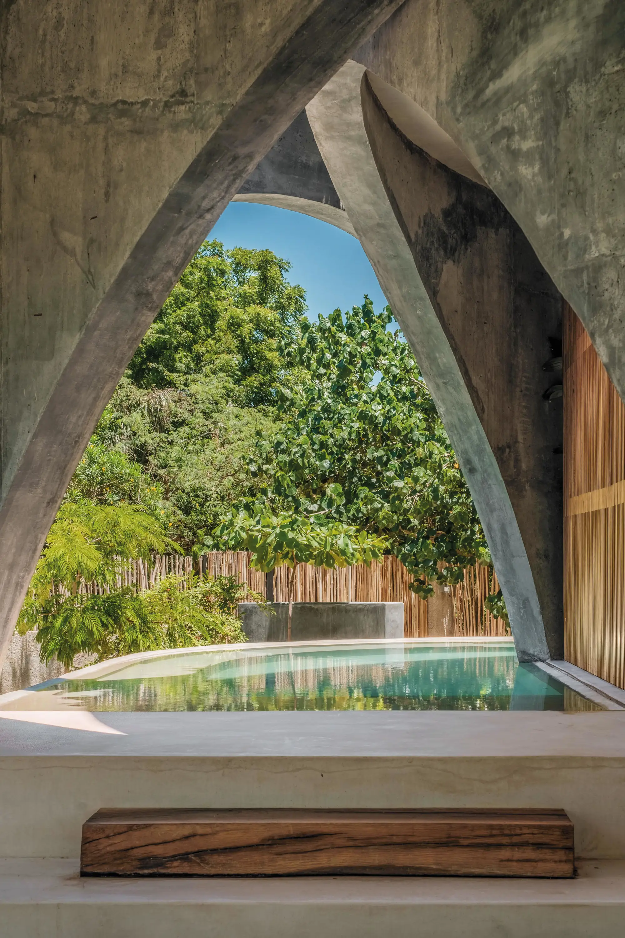 Brutalidad con encanto - piscina exterior con fachada de hormigón