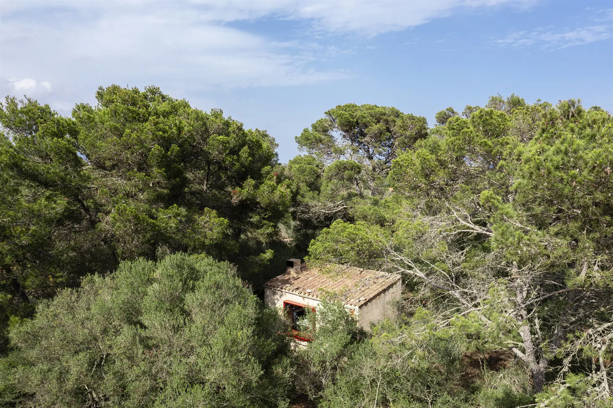 Un refugio de 15 metros autosuficiente y con historia en las montañas de Mallorca