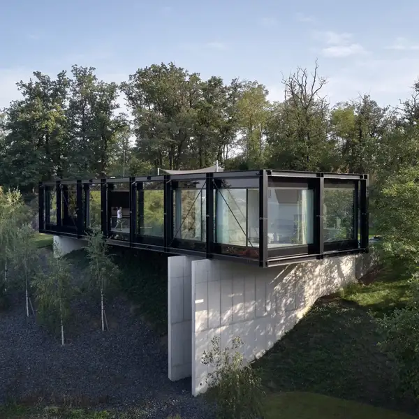 Te sorprenderá la arquitectura suspendida de esta casa inspirada en un puente