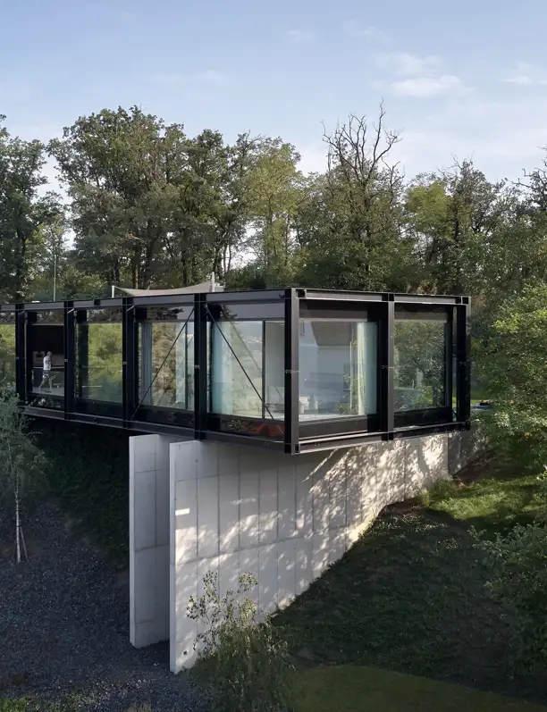 Te sorprenderá la arquitectura suspendida de esta casa inspirada en un puente