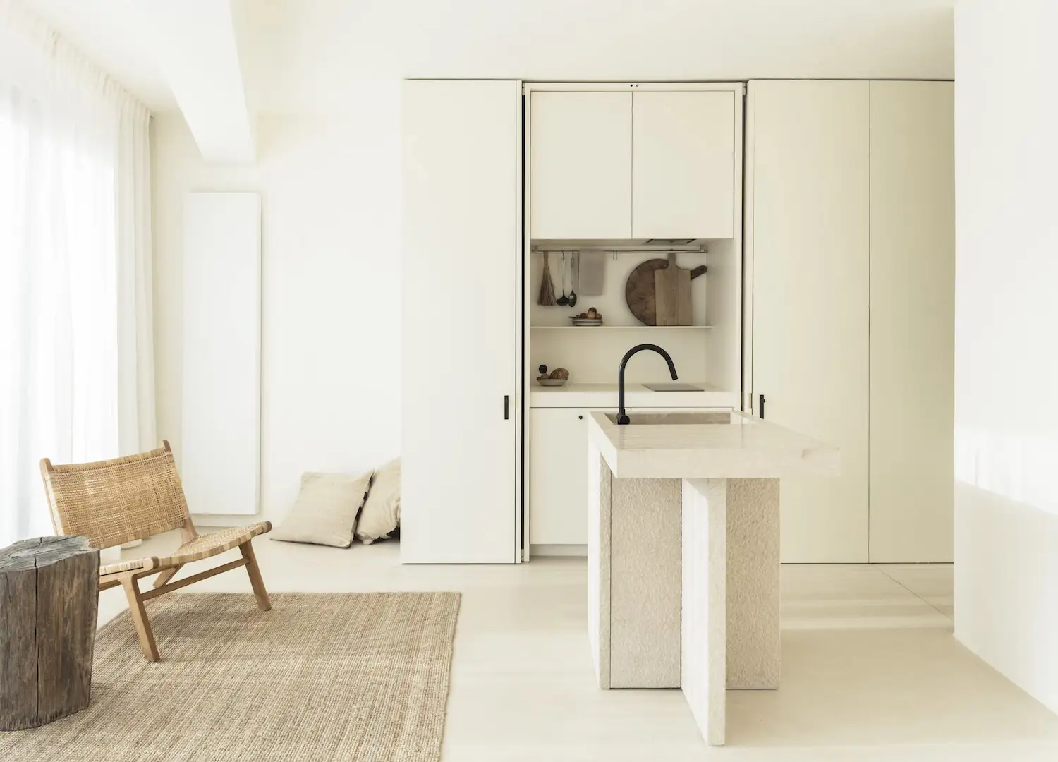 Piso pequeño de decoración minimalista con una cocina con puertas escamoteables