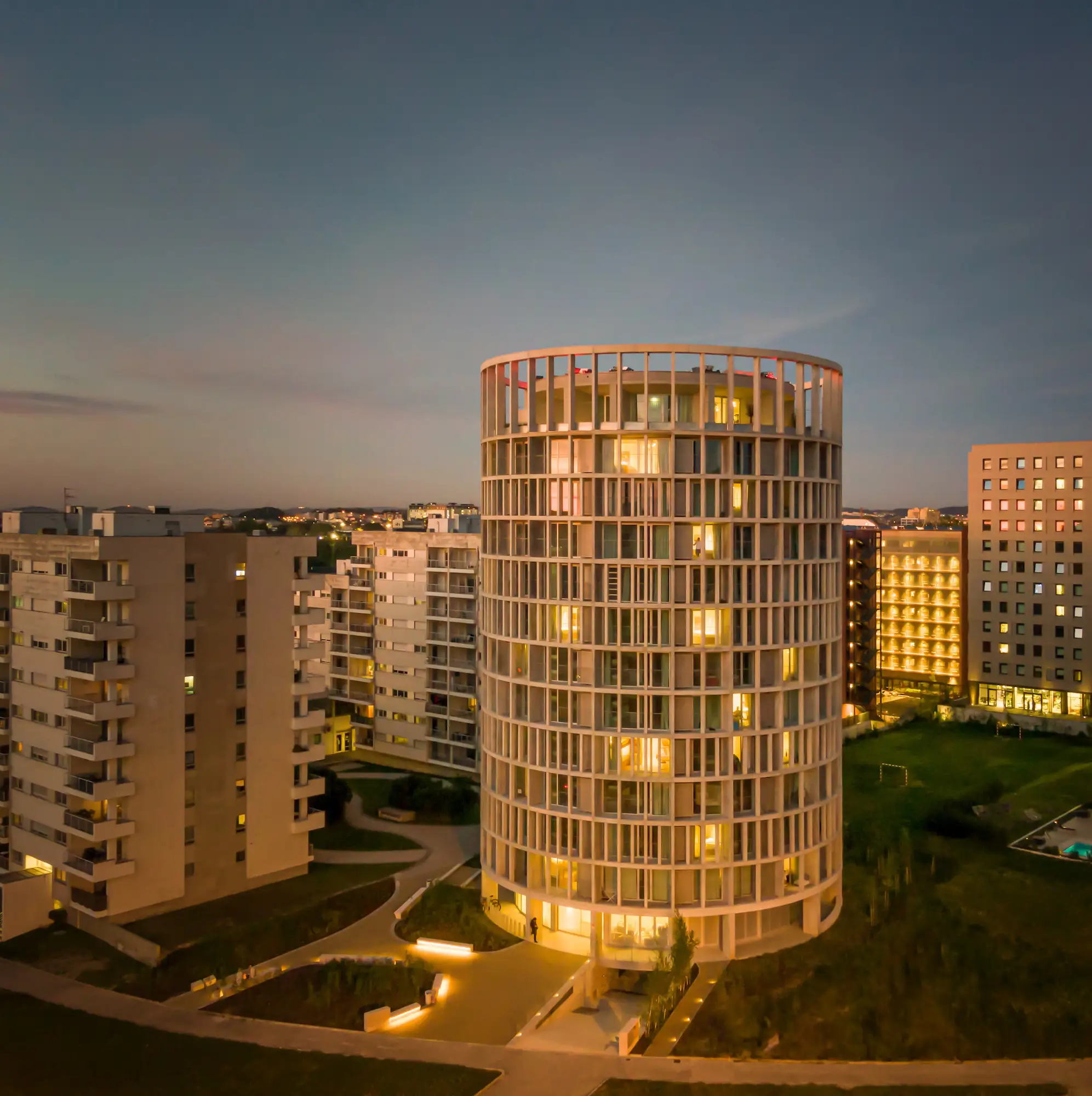 Por la noche, el edificio brilla a través de las ventanas de los estudiantes que siguen estudiando. 