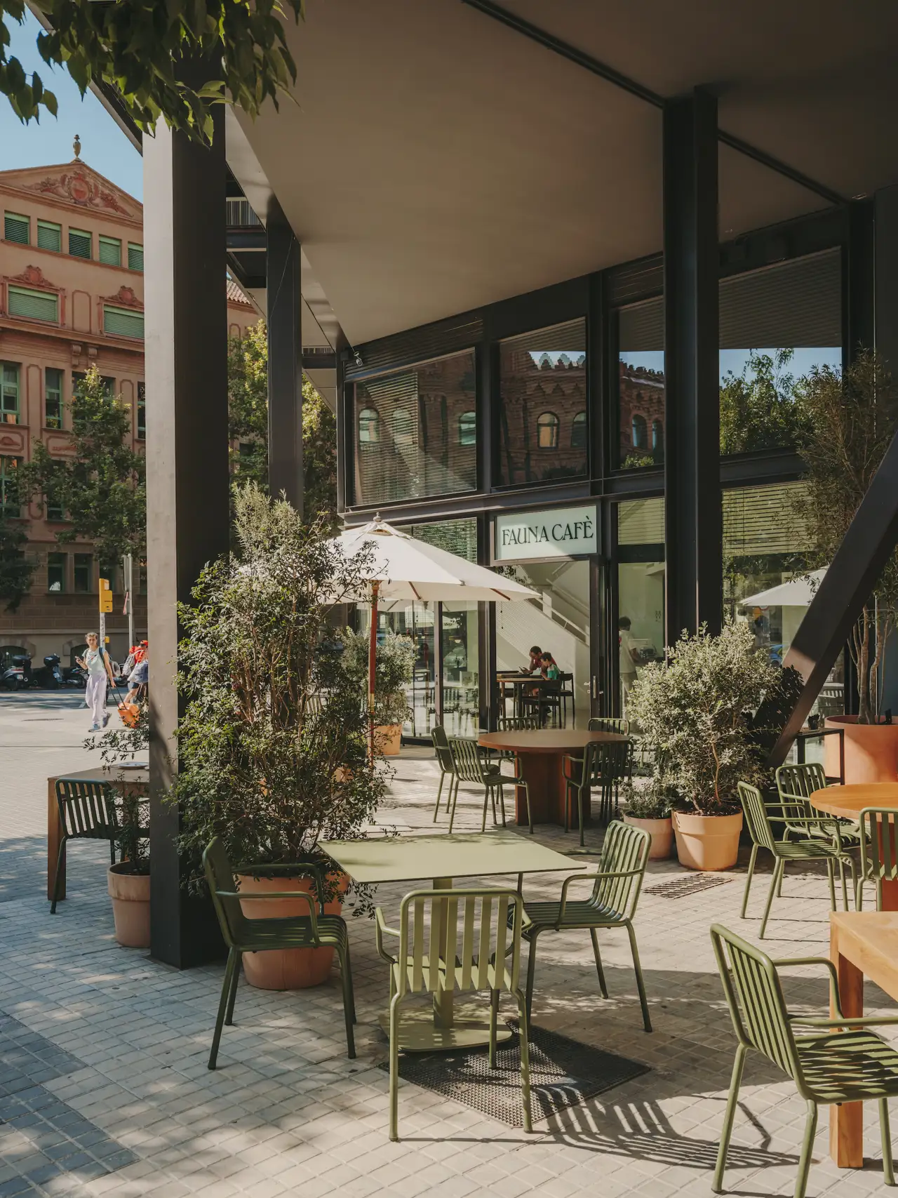 Fauna cuenta con terraza al aire libre y soleada junto al Arco de Triunfo