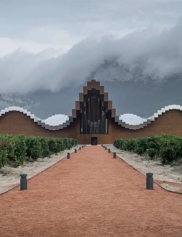 Bodegas extraordinarias en España: 8 joyas arquitectónicas del enoturismo que te dejarán sin aliento