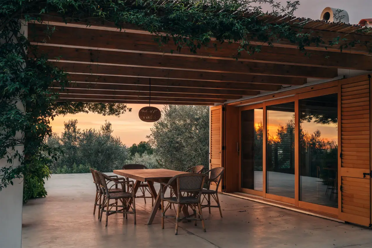 Porche de madera en casa de campo