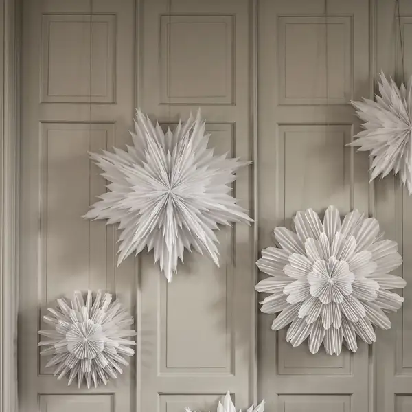 Adiós puertas aburridas: los adornos de Navidad más bonitos para decorar puertas y entradas con un toque moderno