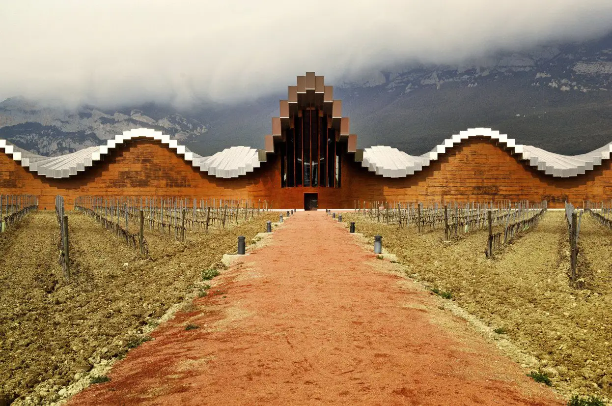 Finalizada en 2001, la bodega Ysios de Santiago Calatrava luce un fotogénico tejado