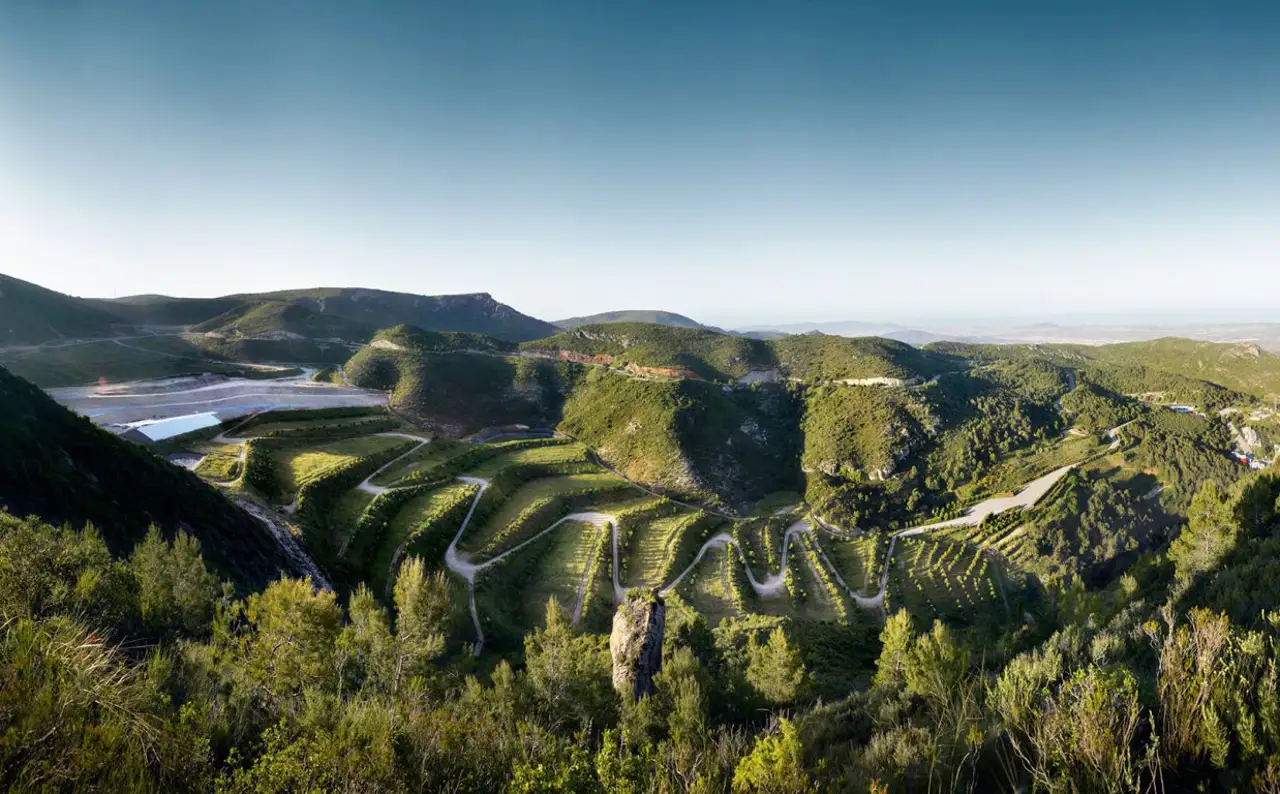 Imagen del parque del Garraf en Barcelona: un proyecto de restauración de un antiguo vertedero del estudio de arquitectura Batlleiroig