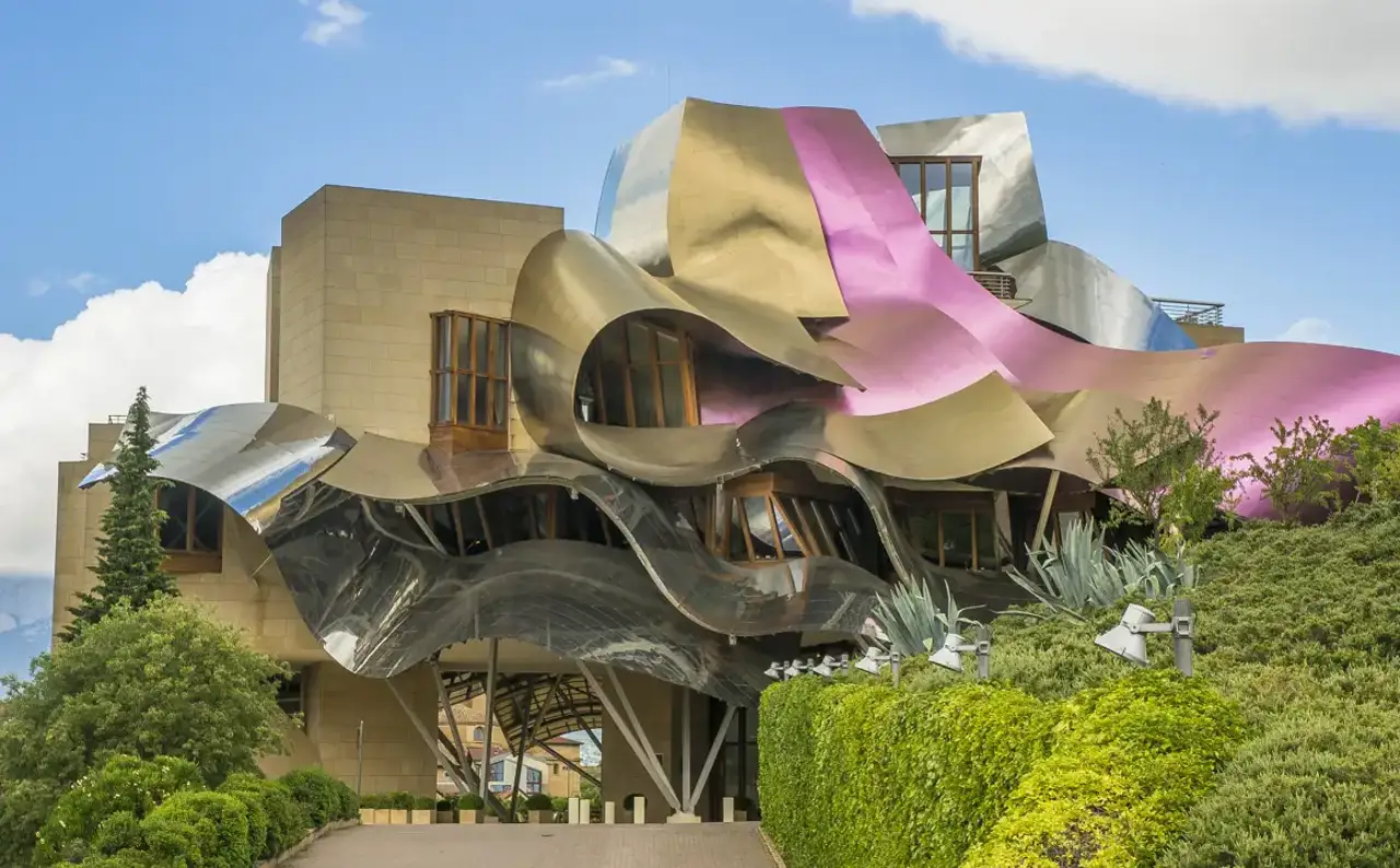 Las Bodegas de los Herederos del Marqués de Riscal, en lo alto del podio. 