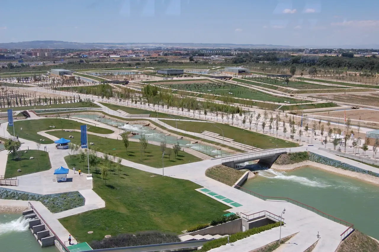 El Parque del Agua de Zaragoza, del estudio Alday Jover, ofrece espacio de desbordamiento y de filtraje natural. En la imagen, el parque en 2008