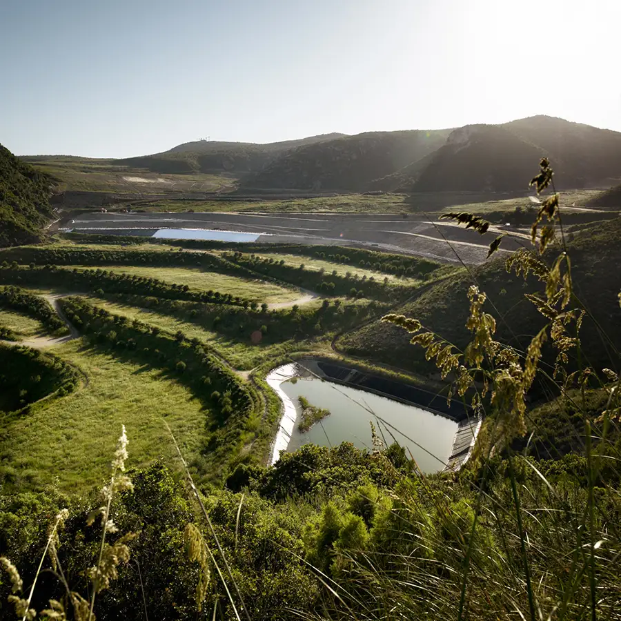 Los sistemas de drenaje de las terrazas agrícolas conducen el agua de lluvia a depósitos en los márgenes del vertedero. Mediante la energía de la reconversión del biogás se abastece el sistema de riego