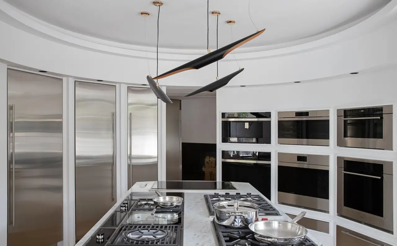 Un espacio interior de estilo minimalista y contemporáneo que realza el diseño de los productos.