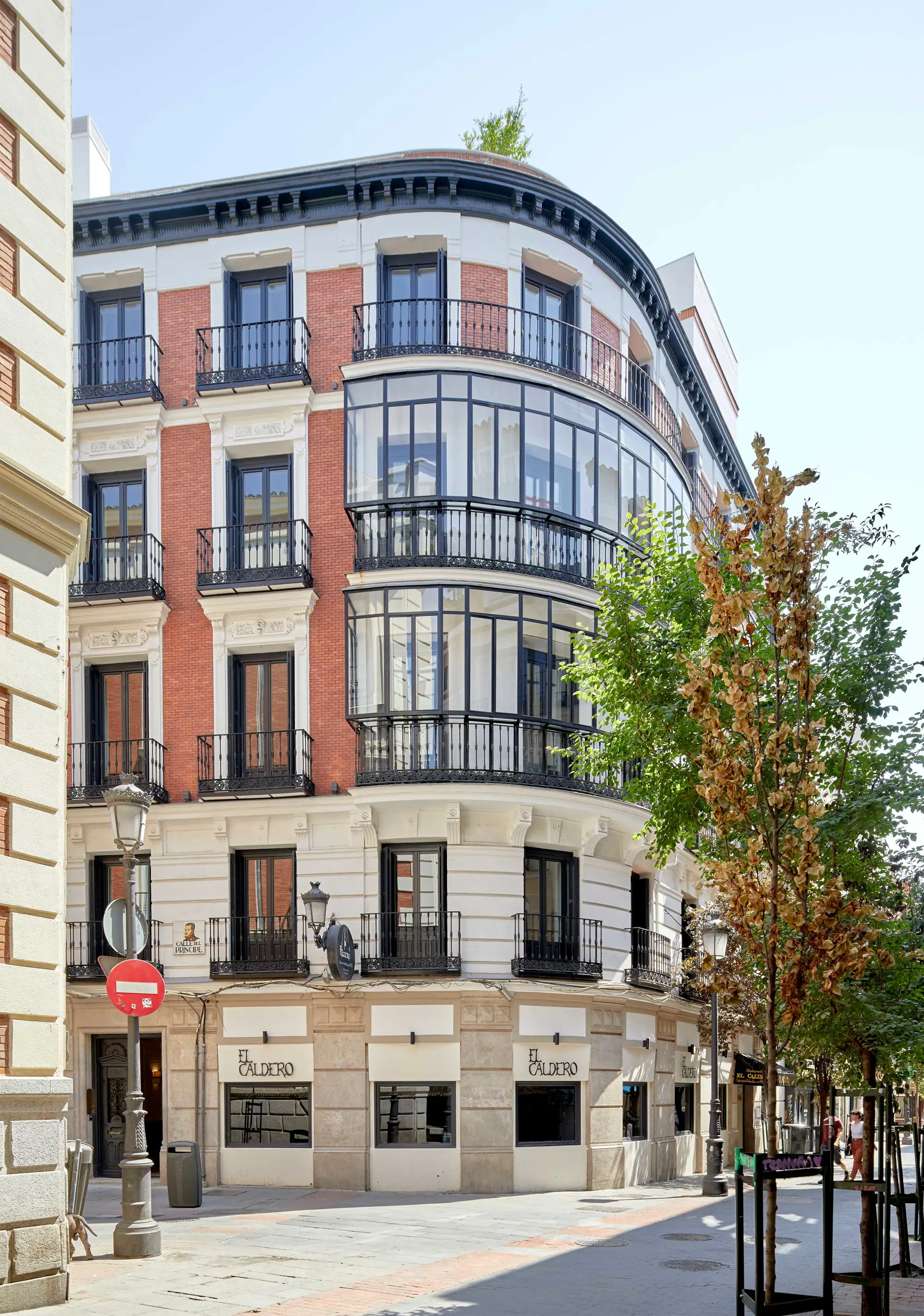 Edificio clásico barrio de las letras Madrid