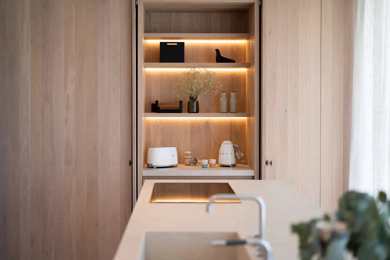 Interior de los armarios de cocina en una vivienda en el Maresme. Proyecto: Proyecto de Clysa y Tailor&Bau