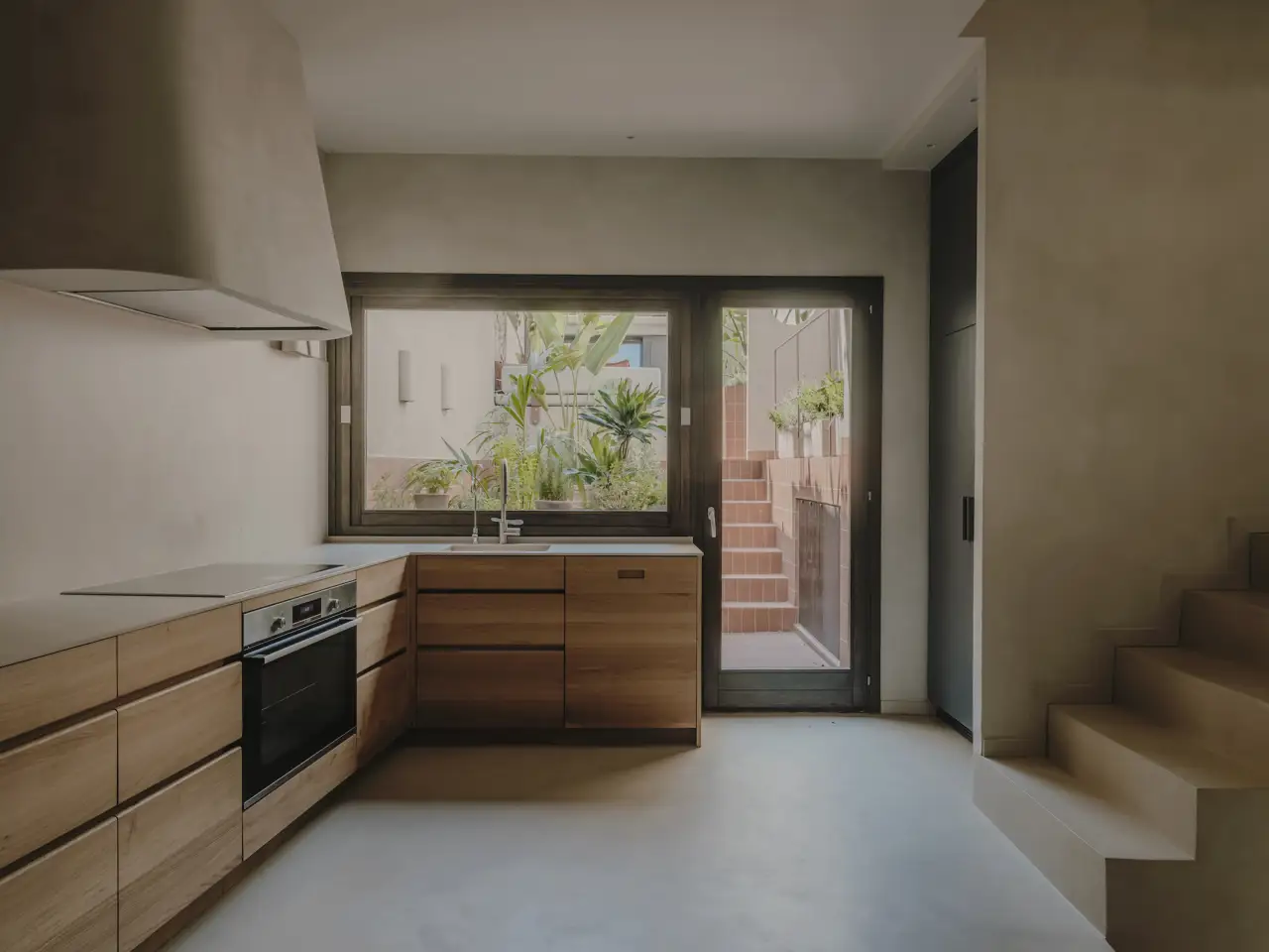 Cocina abierta en L en una vivienda reformada en Barcelona. Proyecto: Cirera Studio