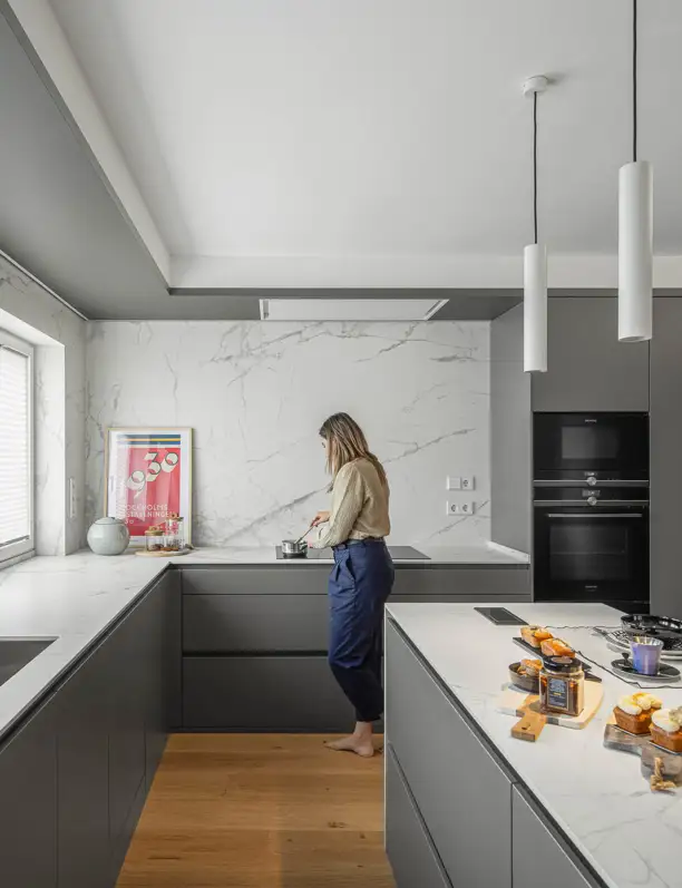 Cocinas en L para espacios abiertos: 4 ideas para integrar la cocina en el salón con estilo