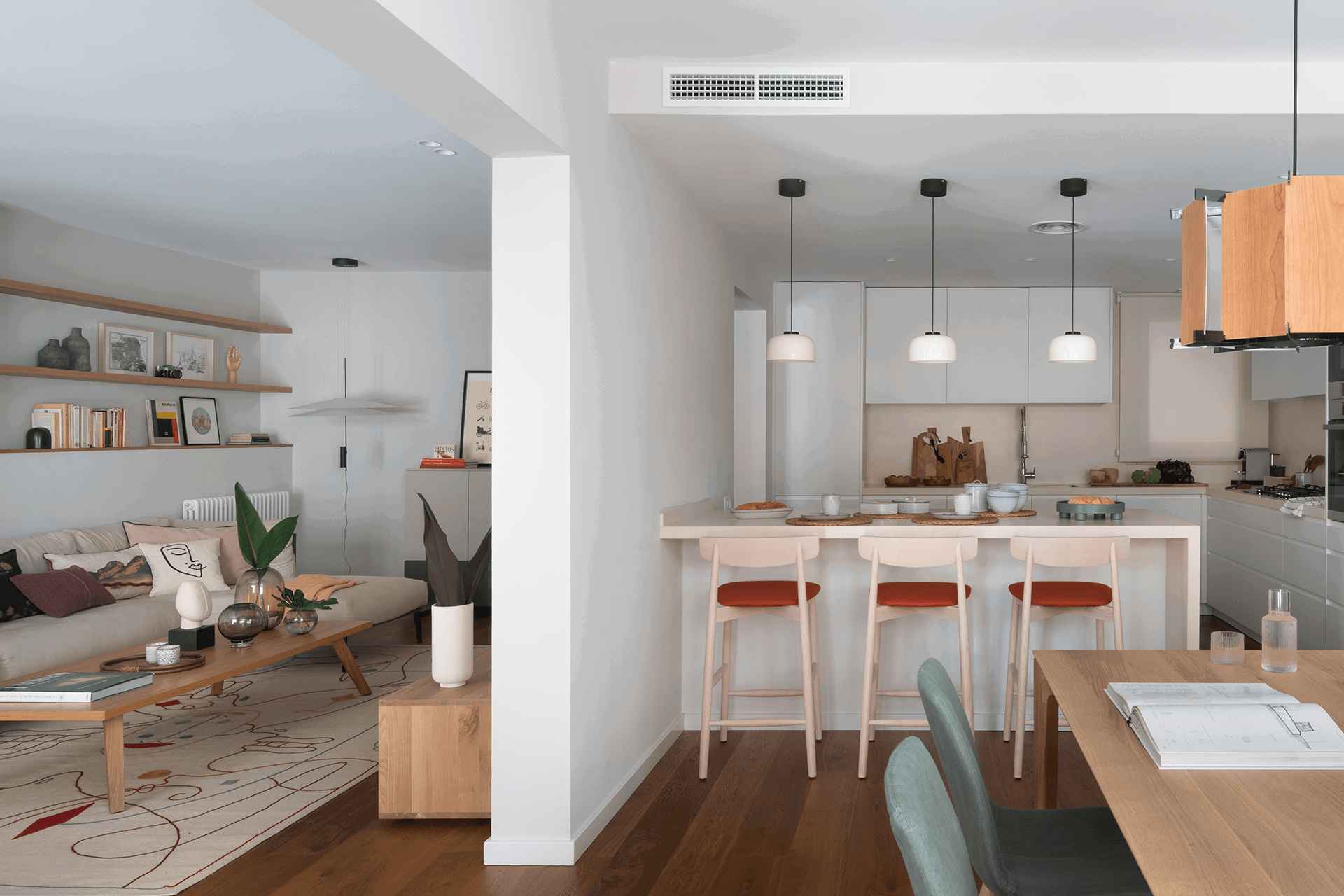 Cocina en L con zona de isla. Proyecto: The Room Studio