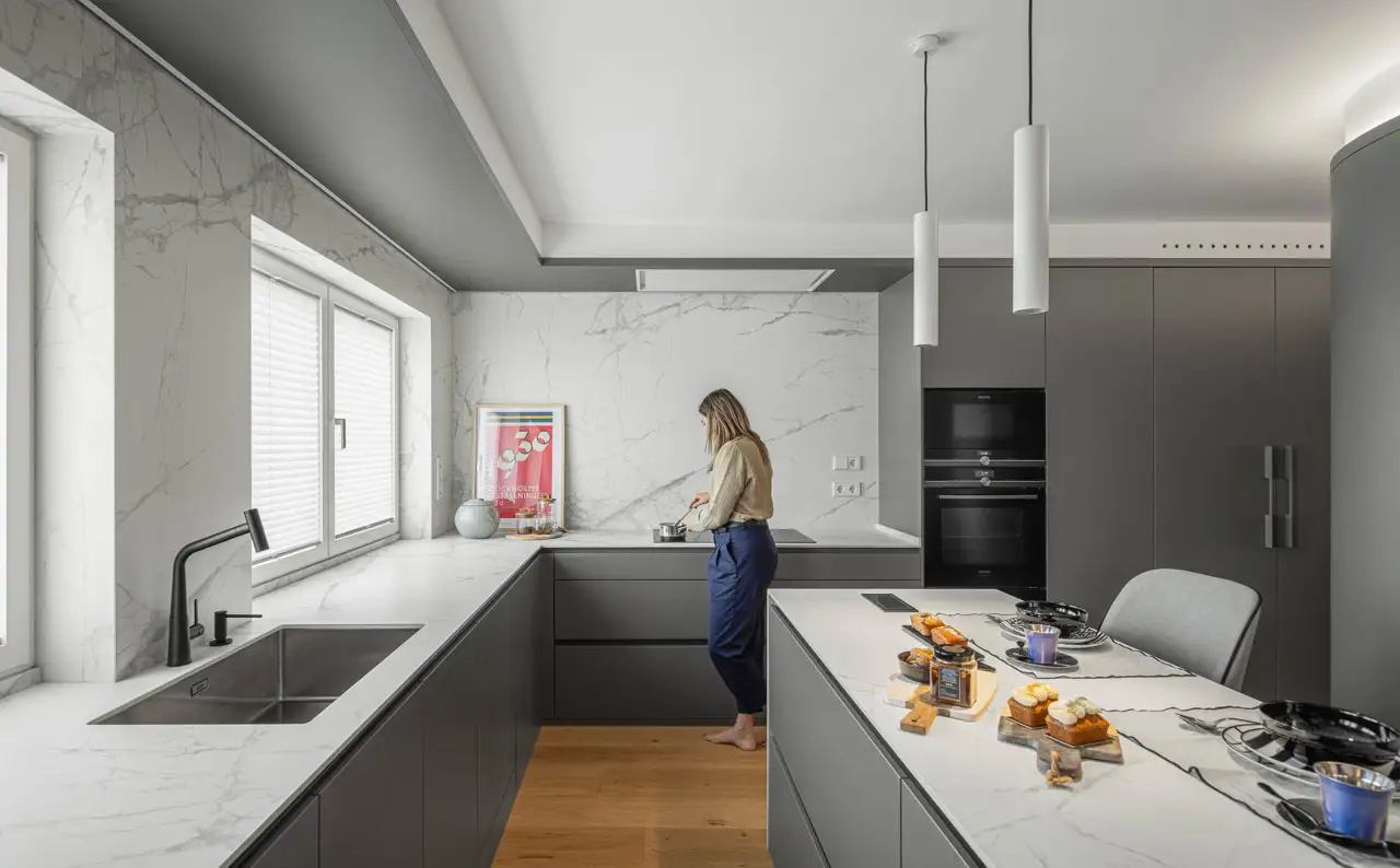 Cocina en L en blanco y gris