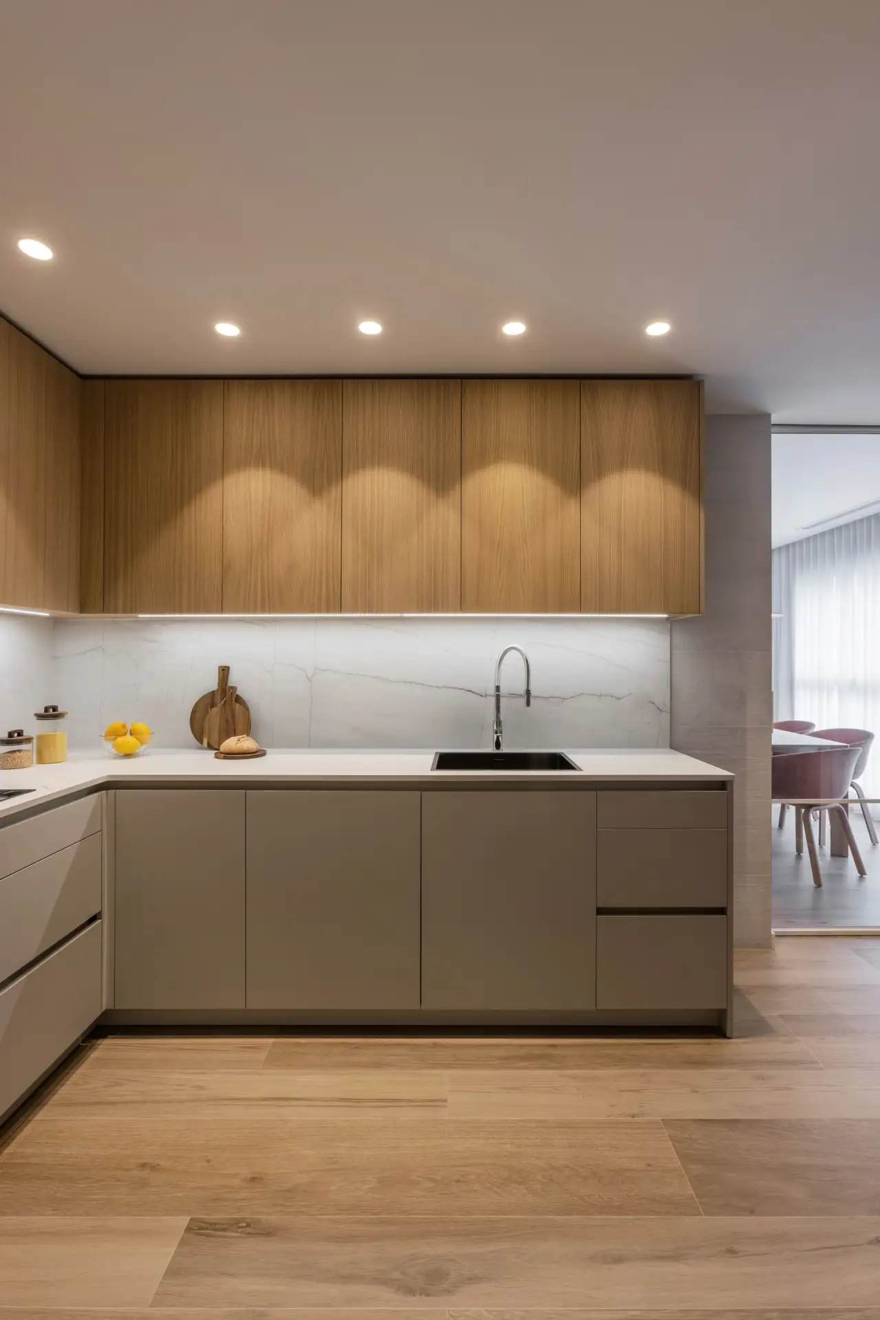 Cocina en tonos 'greige' y madera. Interiorismo: Lidia Molina.