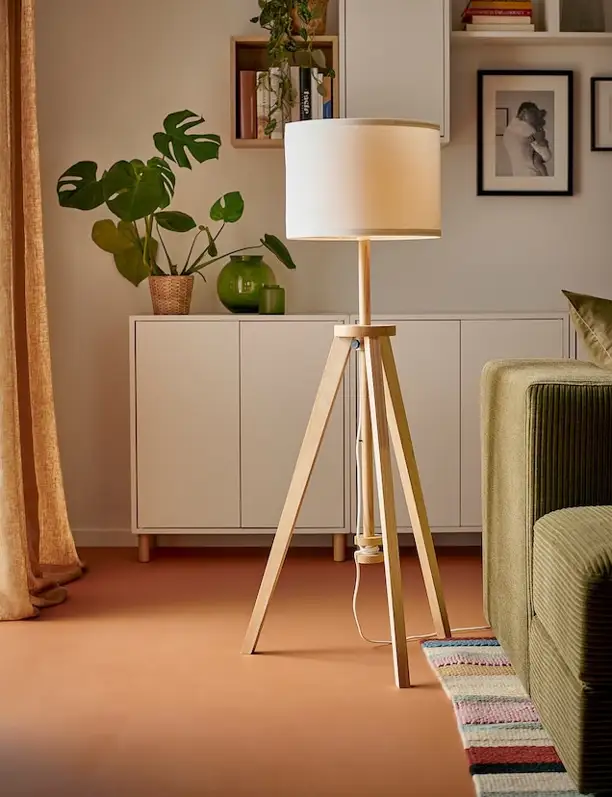 La lámpara de pie con base de madera más vendida de IKEA, perfecta para salones modernos y pequeños