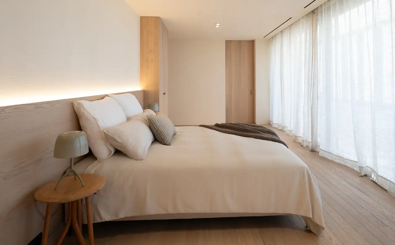 Dormitorio luminoso con visillos y  madera casa Teia