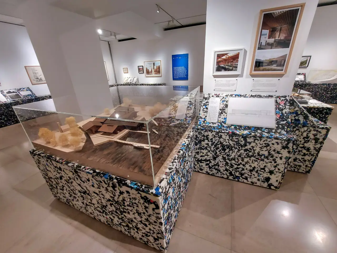 Imagen de la exposición 'Difficult Sites: Architecture Against the Odds', en el RIBA de Londres hasta el 29 de marzo de 2025