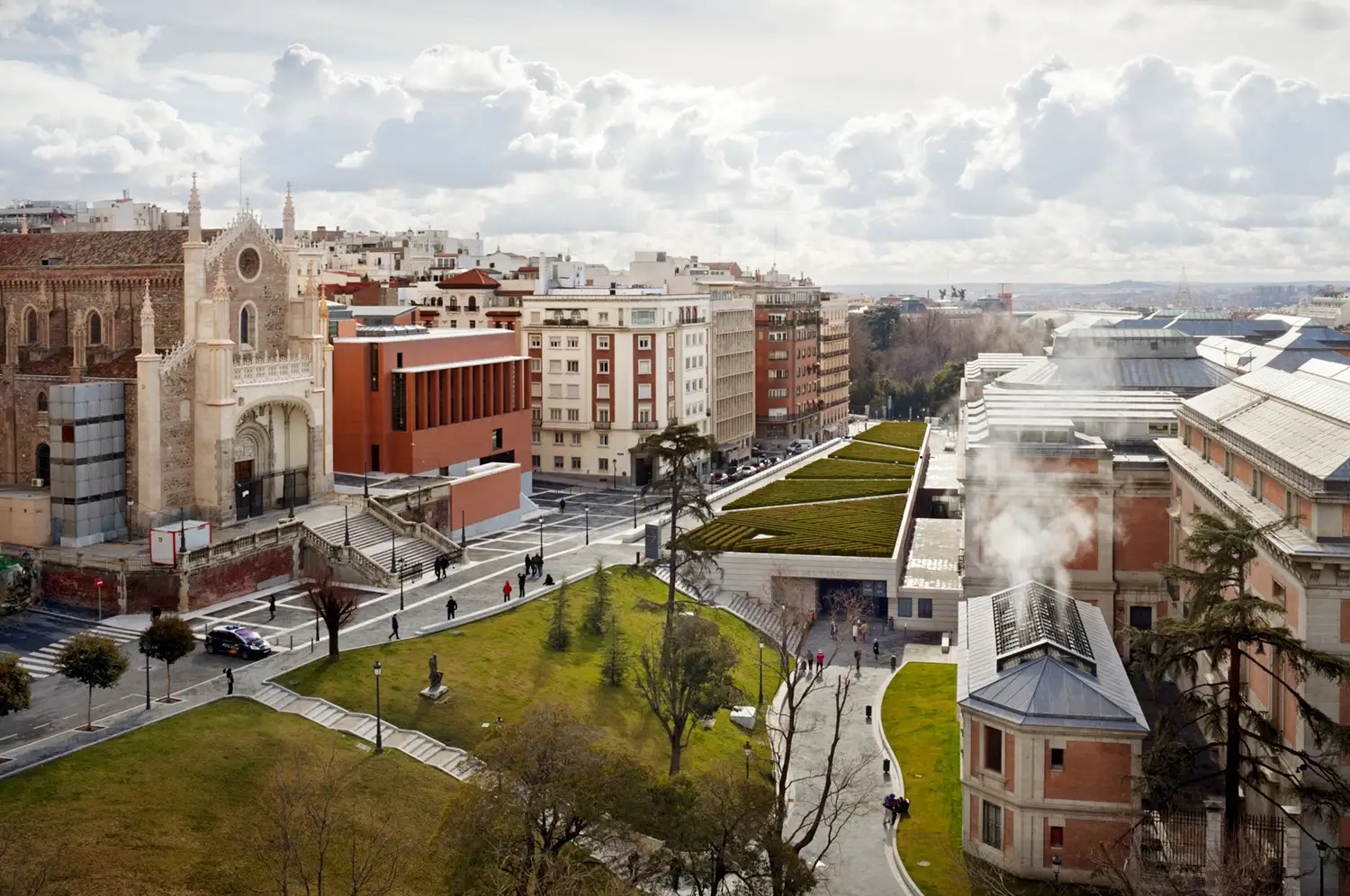 Vista general del Museo del Prado con el Edificio Villanueva (dcha.) y el Edificio Jerónimos (izq.) obra de Rafael Moneo.